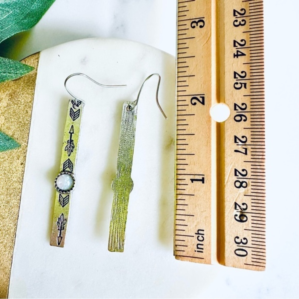 3/$22š©¶ Silver Arrow Stamped Earrings Etched Inlaid Iridescent Crystal NEW - Picture 12 of 15